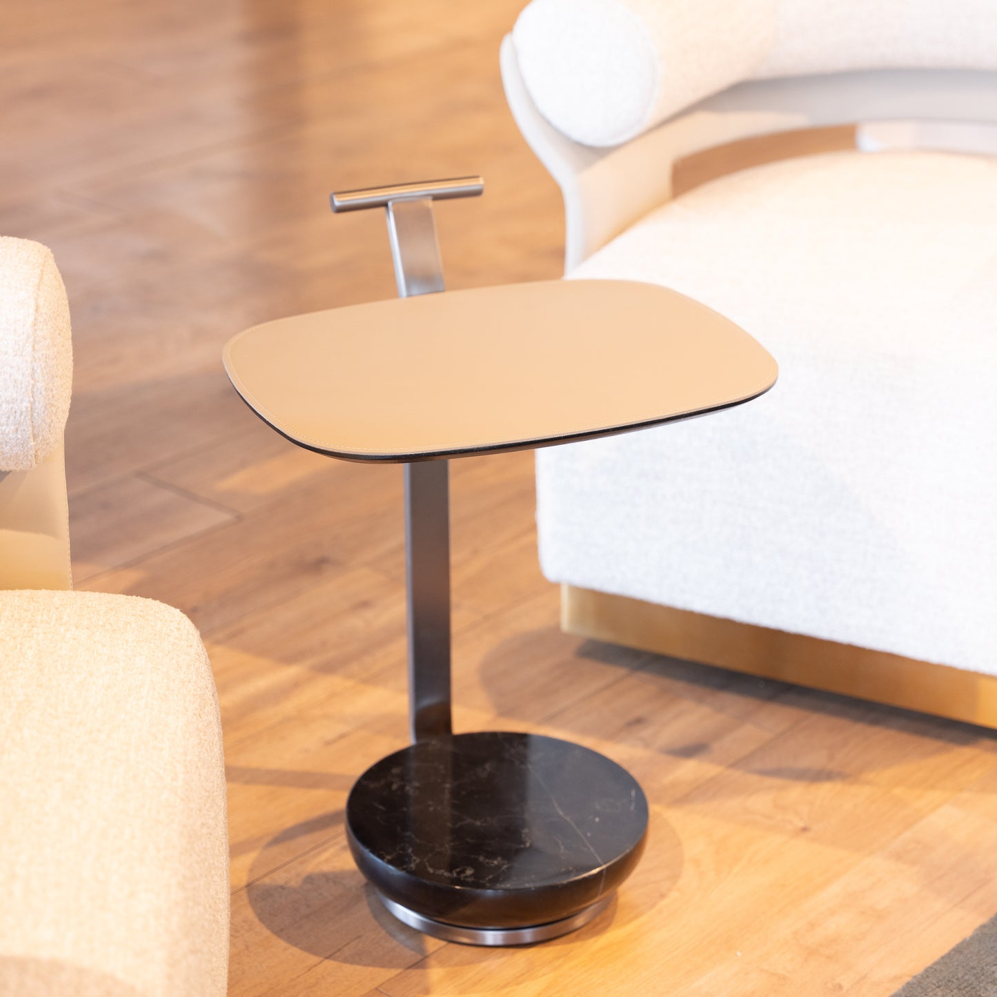 طاولة جانبية أستر