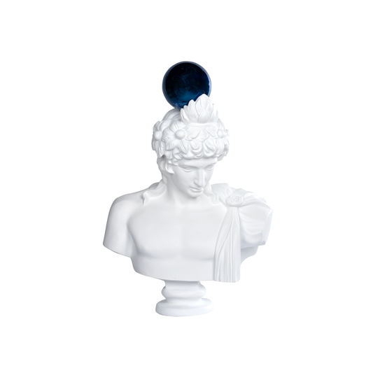 تمثال على شكل كرة زرقاء